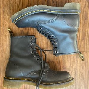 Dr. Martens 1460 Smooth 8- Eye Boot